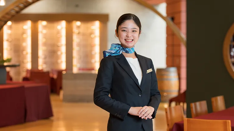 インターン先の制服を着た高島舞さんのポートレート