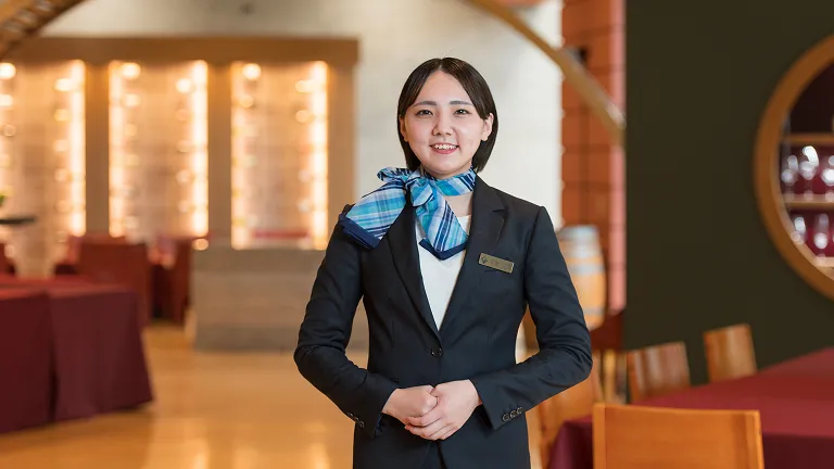 インターン先の制服を着た宮崎紅葉さんのポートレート