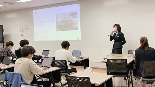 インターンシップの経験をAIシステム科を共有している風景