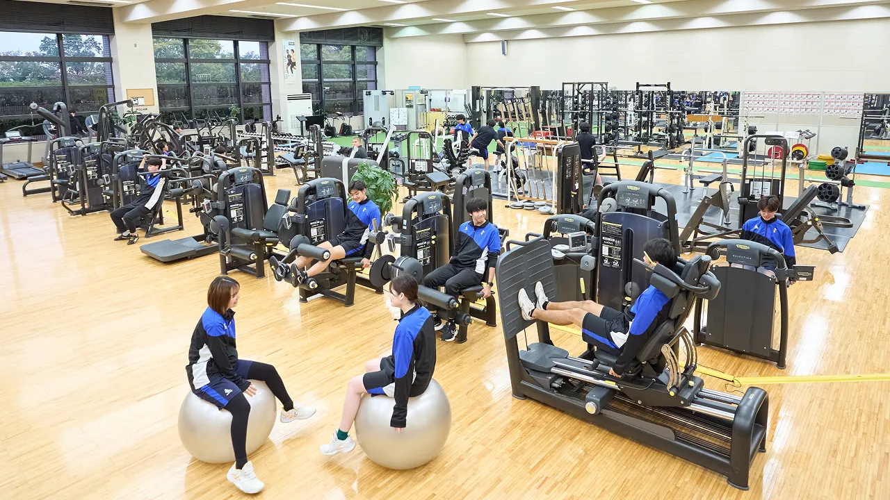 鏡張りの壁があり多種多様なトレーニングマシンが置かれているとても広い室内