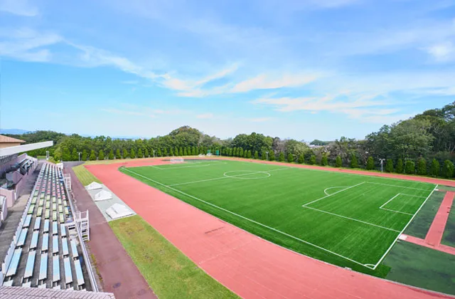 階段型の観客席を持つ自慢のグラウンド