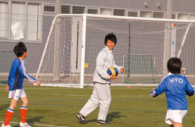 子供たちに指導している様子