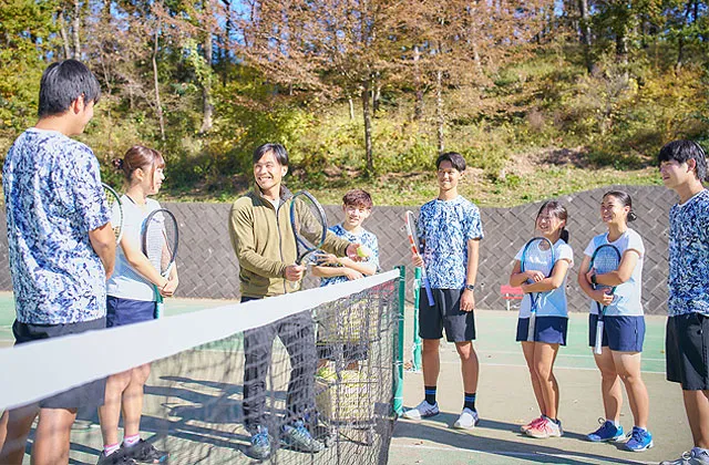 ネット際に集まってミーティング中の様子