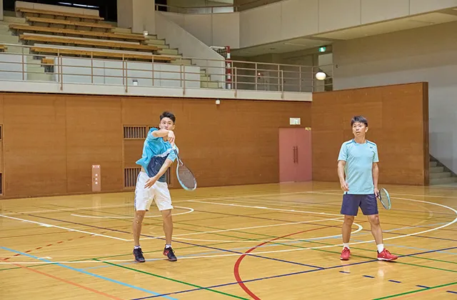 室内でもラケットを振ってしっかり練習できている風景