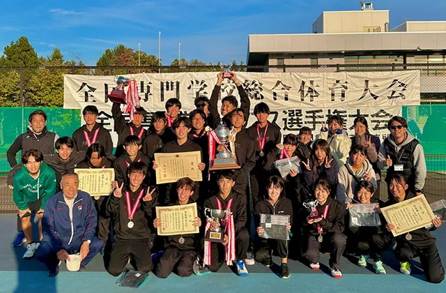 トロフィーと賞状を持って全員で記念撮影