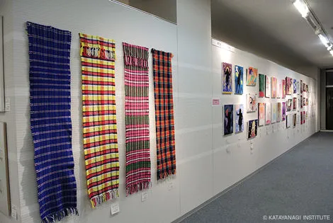 テキスタイルの壁面展示の様子