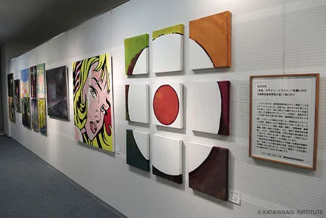 9枚のキャンバスを使用したアートを中心にした絵画系の壁面展示の様子