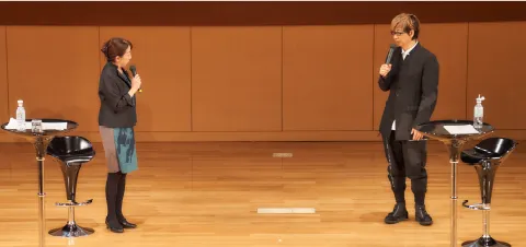 壇上に立ち向かい合ってトークをする富永先生と山寺さん