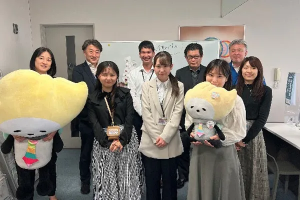 並んでいる教育・学生支援部スタッフたち