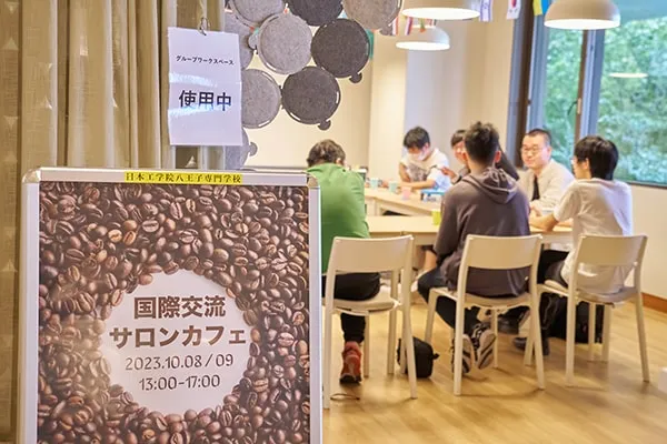 国際交流サロンで相談する学生たち