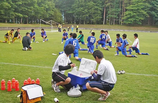 サッカーコースの実習に合わせてトレーナー実習を実施している風景