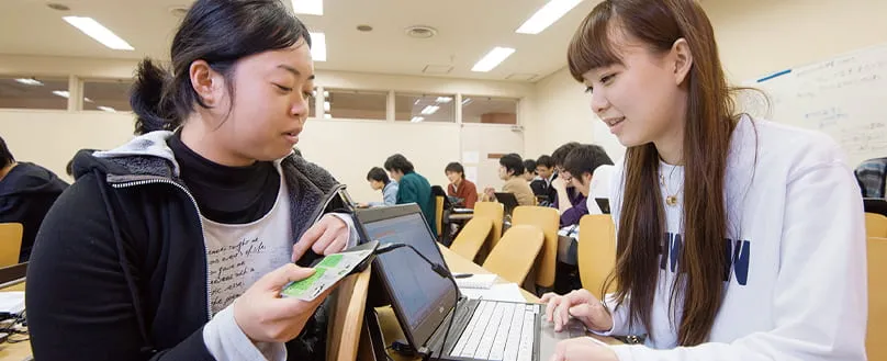 カードリーダーに接続したシステムの挙動確認をしている生徒達