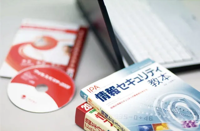 テキストとノートPCの画像