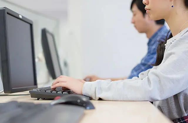 PCに向かう生徒のイメージ画像