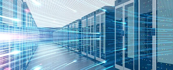 たくさんのサーバーラックとデータを模した光が流れるイメージ