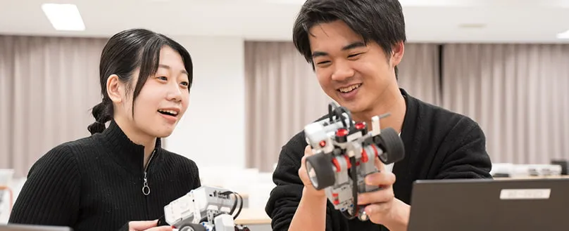 ロボットのデータベースを開発、制御するイメージ画像