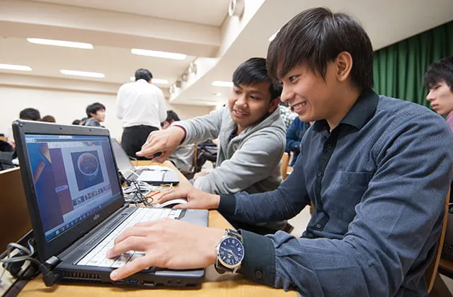 卒業制作中の生徒達の様子