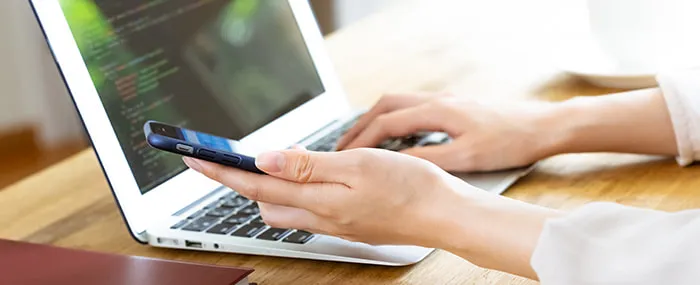 スマホで使用感を見ながら開発している手元