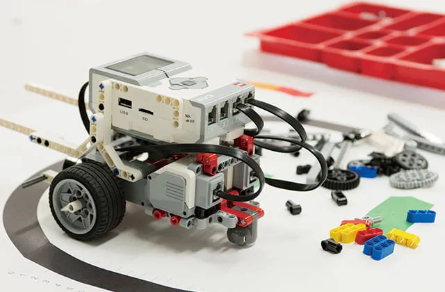 実際に導入されているLEGO社のロボット開発教材
