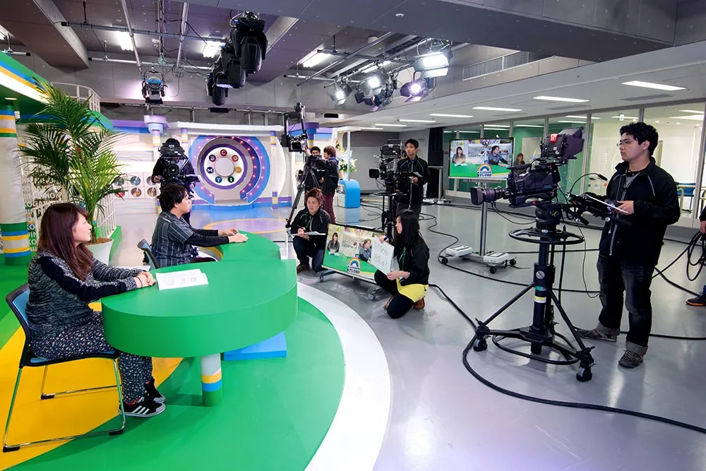 撮影中の出演者とスタッフの風景