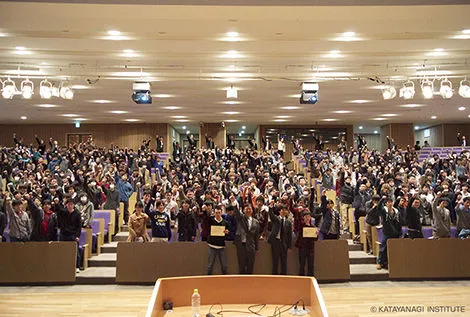 会場全員で拳を天へ突き上げるポーズ