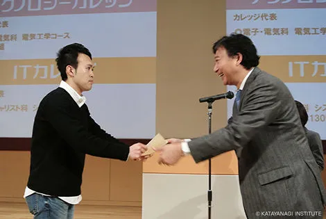 修了証授与の瞬間