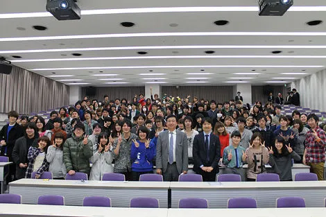 階段状の座席の中央に集まった風景