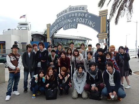 スポーツフィッシングで有名なヨットハーバーの入り口ゲート前での記念写真