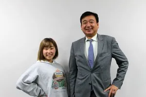 代表として報告と挨拶に訪問した学生と理事長の記念写真