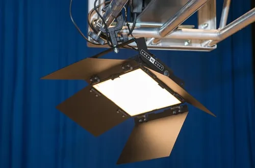 照射角度を調整できるパネルを完備した大きなLED照明器