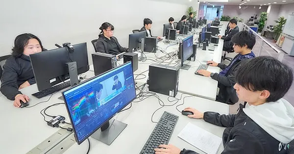 それぞれの編集作業を行っている生徒達