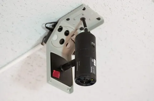 レンズを真下に向けて設置されている、日常生活ではまず見ない形のカメラ