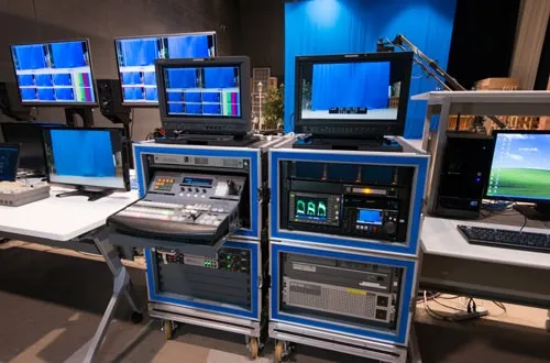 キャスター付きの頑丈なラックに収められた専門機器