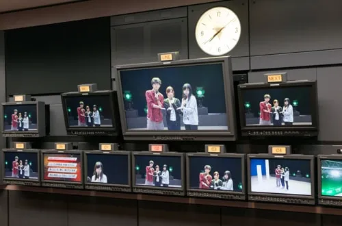 壁に並べられた大中小様々な液晶モニター