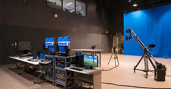 青い幕が張られている壁があるスタジオ