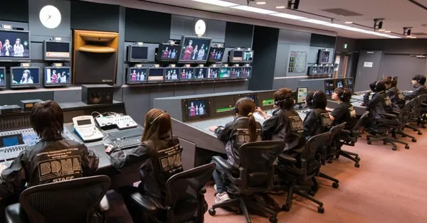 撮影中の副調整室の風景