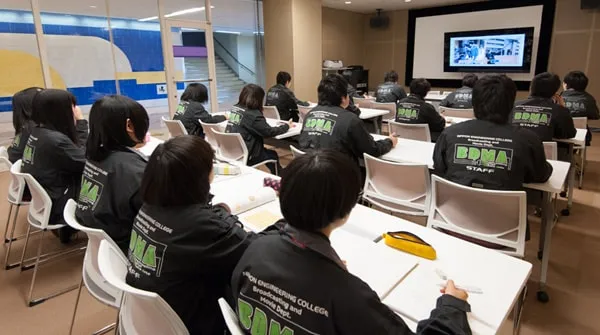 映像チェック中のスタッフ達