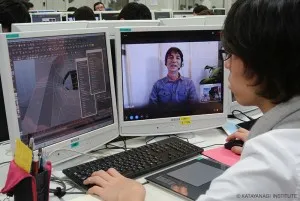 左のディスプレイでCG制作の作業をしながら、右のディスプレイから指導を聞いている様子