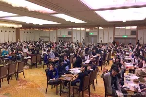 とても広い宴会場いっぱいにグループごとの島が並び、親睦を深めている風景