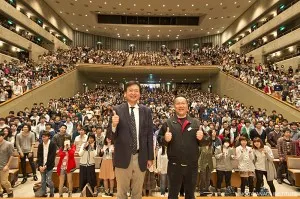 参加者とOBと一緒に記念撮影