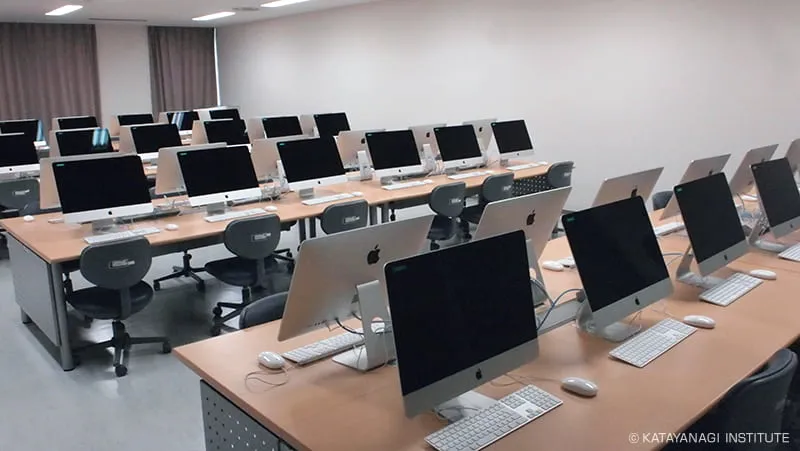 ずらりと並んだスマートなデザインのアップル社のデスクトップPC