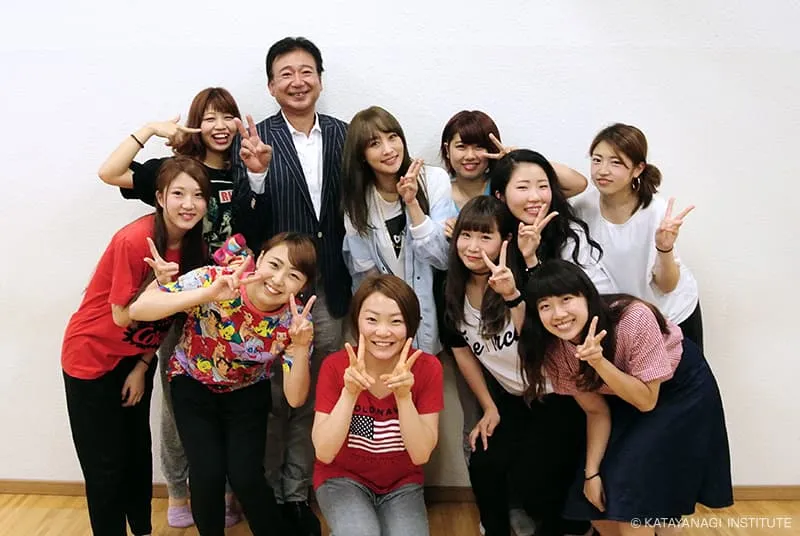 学生達、NICOLEさん、理事長でぎゅっと集まり記念撮影