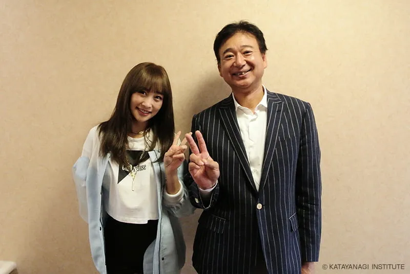 NICOLEさんと理事長とポーズを揃えて記念撮影