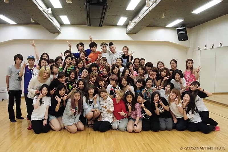 NICOLEさんを囲んで賑やかにポーズをとっている様子