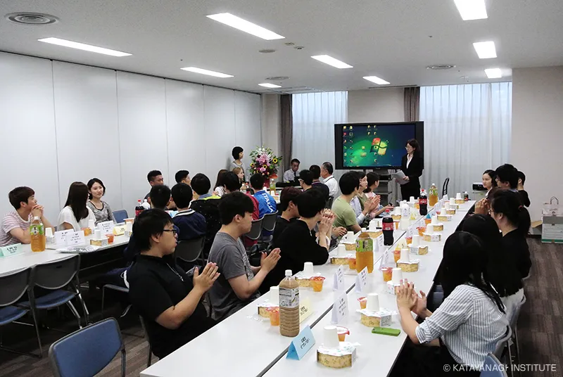 お弁当、お茶、ジュースに加えデザートも用意され、リラックスした雰囲気の室内