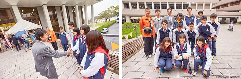 左にテニス部のみなさんと握手をする理事長の様子、右にコーチも含むテニス部メンバーと理事長の記念写真