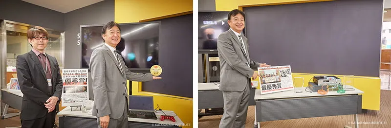 右に講師と並んで優秀賞受賞のエムブレムを紹介する理事長、左に最優秀賞受賞チームのパネルを紹介する理事長の写真