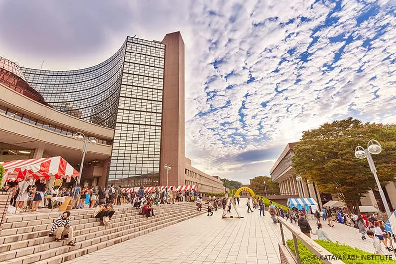 ひつじ雲が美しい秋空に恵まれた、出店のテントも人通りも賑やかな八王子キャンパス