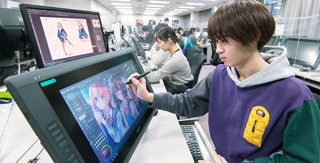 大型の液晶タブレットを使用してイラスト制作を行っている様子