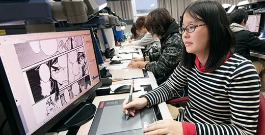 漫画をデジタル制作している生徒達